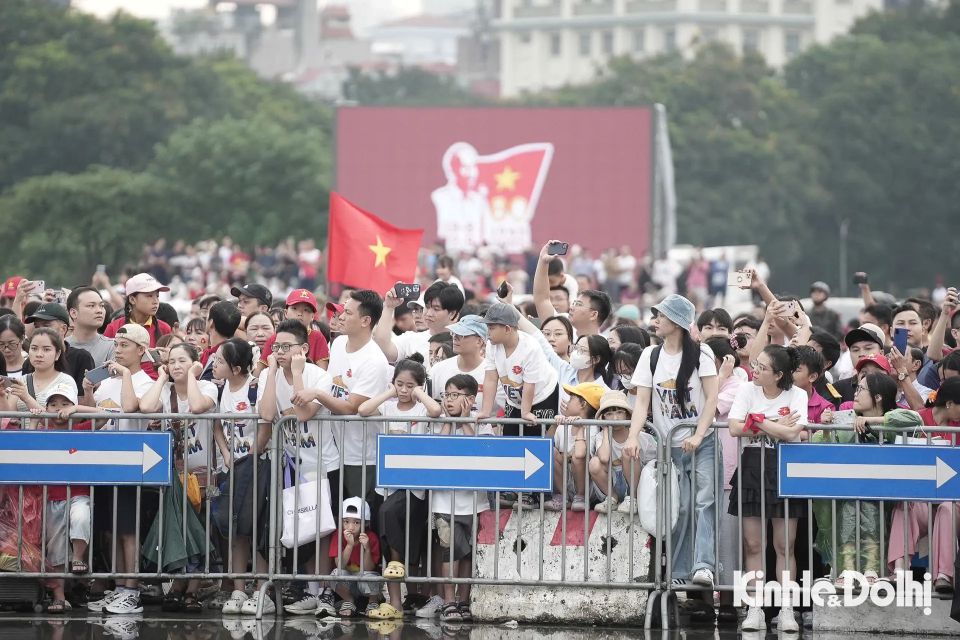 21 loạt pháo lễ đồng loạt khai hoả trong lễ tổng duyệt cấp Nhà nước kỷ niệm 80 năm Quốc khánh 2/9