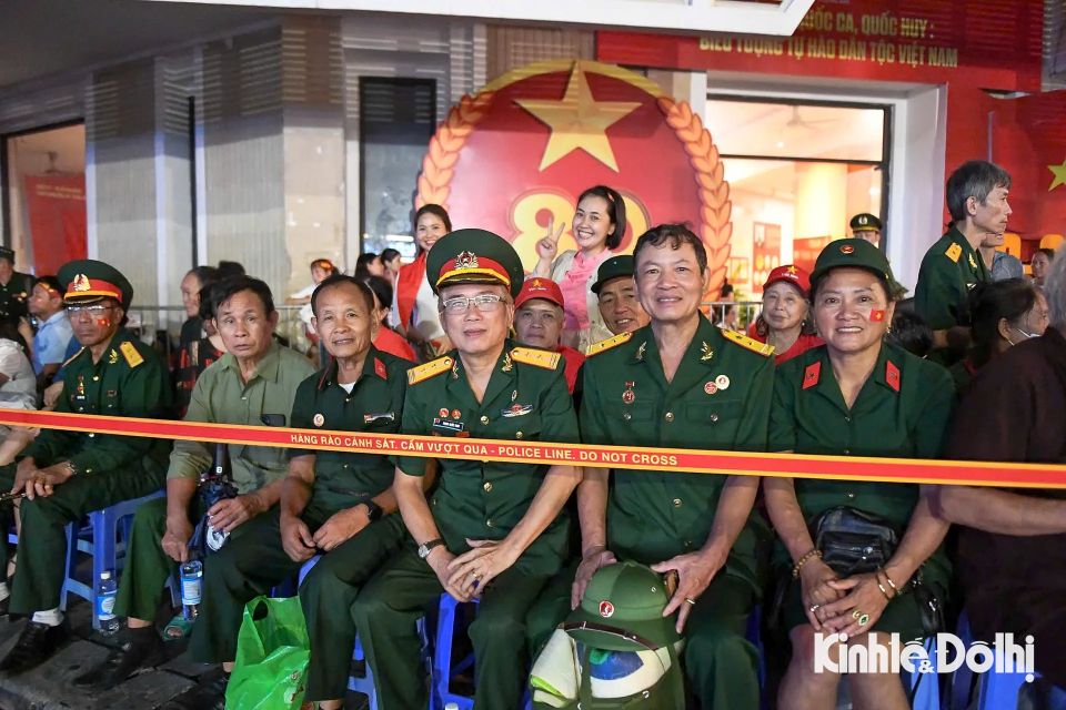 Khoảnh khắc lắng đọng: Cựu chiến binh cùng Nhân dân hướng về Ba Đình chờ tổng duyệt diễu binh