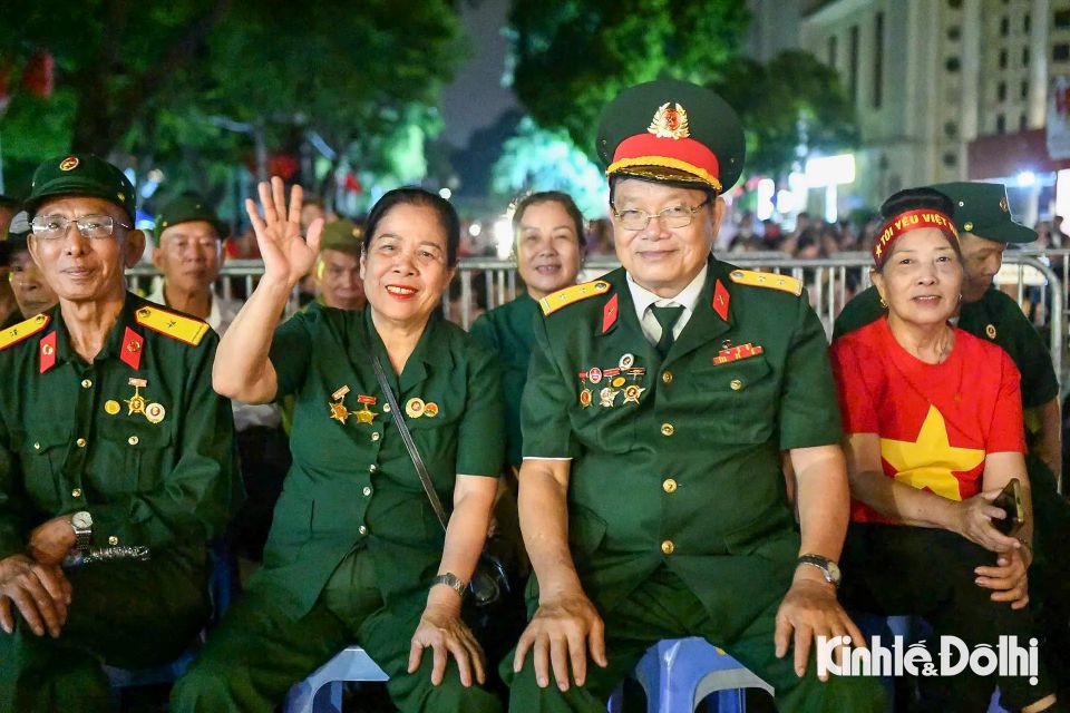 Khoảnh khắc lắng đọng: Cựu chiến binh cùng Nhân dân hướng về Ba Đình chờ tổng duyệt diễu binh