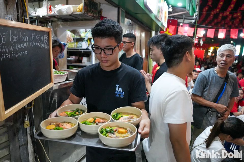 Quán ăn tặng miễn phí cả nghìn suất ăn cho người dân xem diễu binh