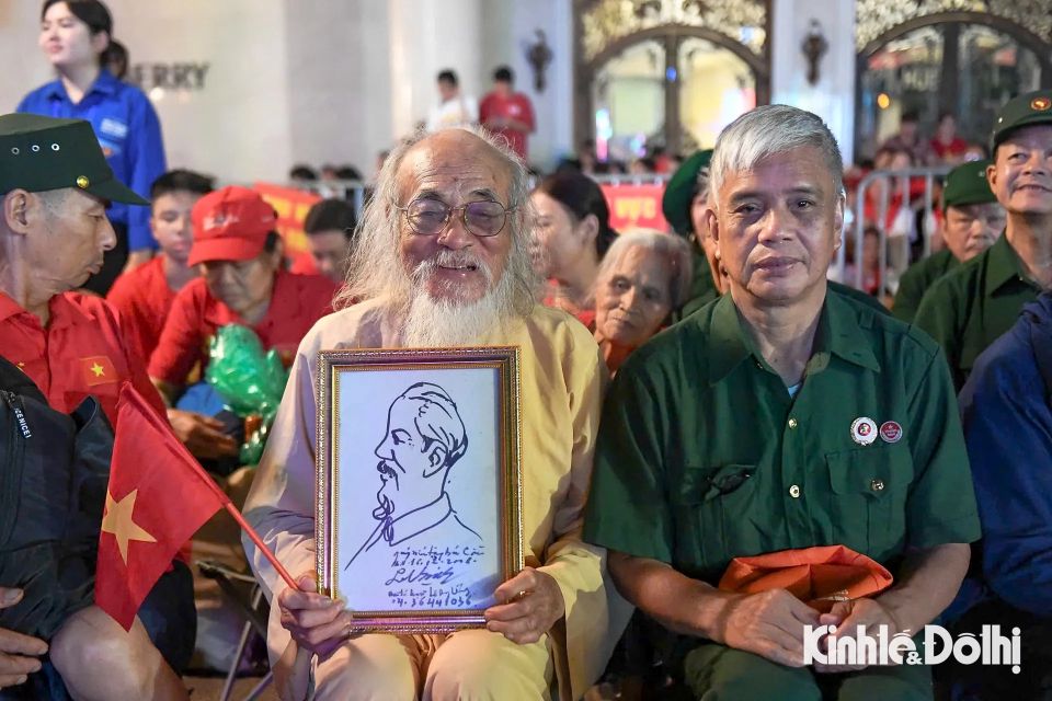 Khoảnh khắc lắng đọng: Cựu chiến binh cùng Nhân dân hướng về Ba Đình chờ tổng duyệt diễu binh