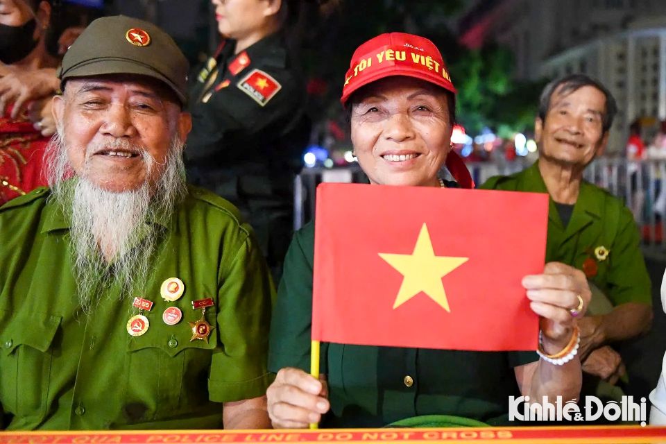 Khoảnh khắc lắng đọng: Cựu chiến binh cùng Nhân dân hướng về Ba Đình chờ tổng duyệt diễu binh