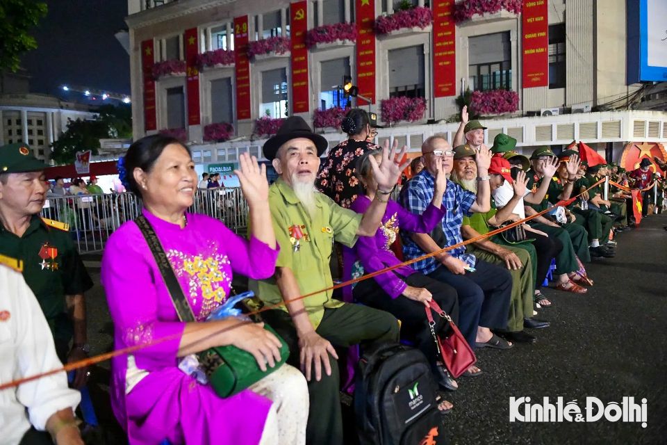 Khoảnh khắc lắng đọng: Cựu chiến binh cùng Nhân dân hướng về Ba Đình chờ tổng duyệt diễu binh