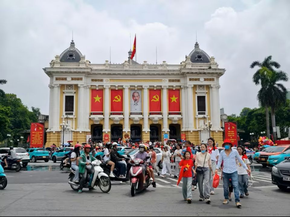Hà Nội: Người dân ùn ùn đổ về nội đô chờ xem lễ diễu binh, diễu hành sáng 2/9