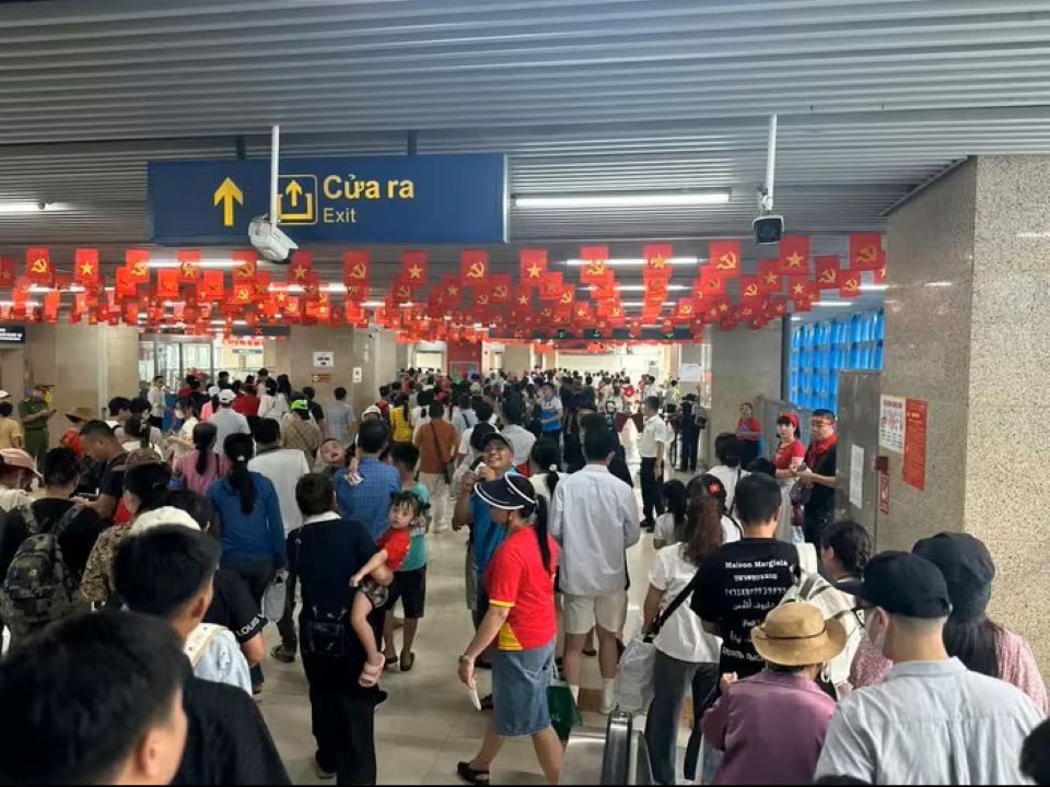 Hà Nội: Người dân ùn ùn đổ về nội đô chờ xem lễ diễu binh, diễu hành sáng 2/9