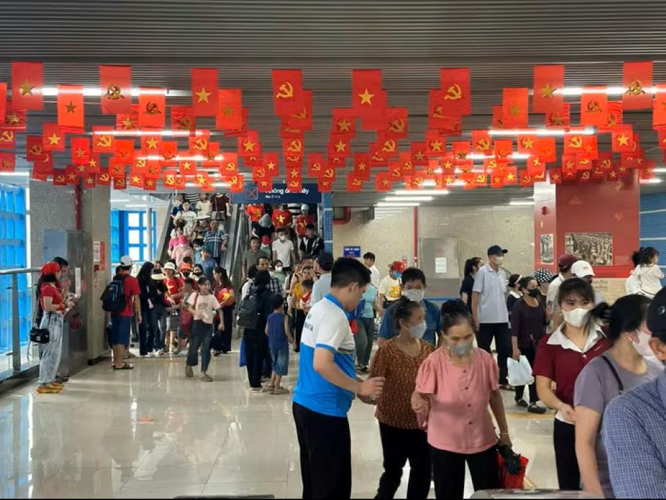Hà Nội: Người dân ùn ùn đổ về nội đô chờ xem lễ diễu binh, diễu hành sáng 2/9