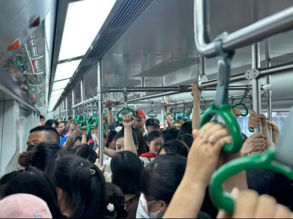 Hà Nội: Người dân ùn ùn đổ về nội đô chờ xem lễ diễu binh, diễu hành sáng 2/9