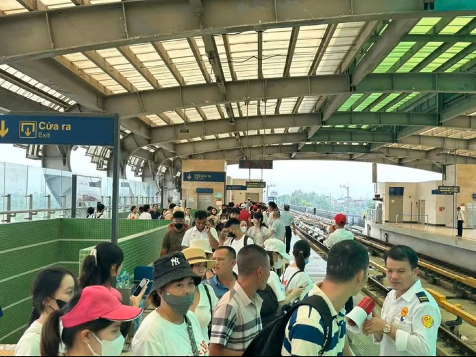 Hà Nội: Người dân ùn ùn đổ về nội đô chờ xem lễ diễu binh, diễu hành sáng 2/9