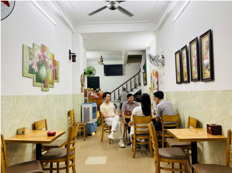 Quán cà phê cho người dân ngồi miễn phí xem diễu binh, diễu hành A80