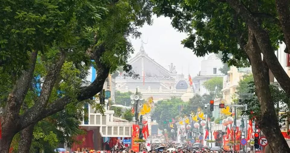 Hà Nội: Người dân ùn ùn đổ về nội đô chờ xem lễ diễu binh, diễu hành sáng 2/9