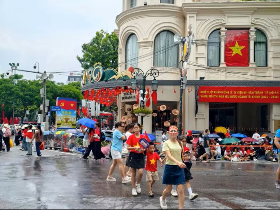 Hà Nội: Người dân ùn ùn đổ về nội đô chờ xem lễ diễu binh, diễu hành sáng 2/9
