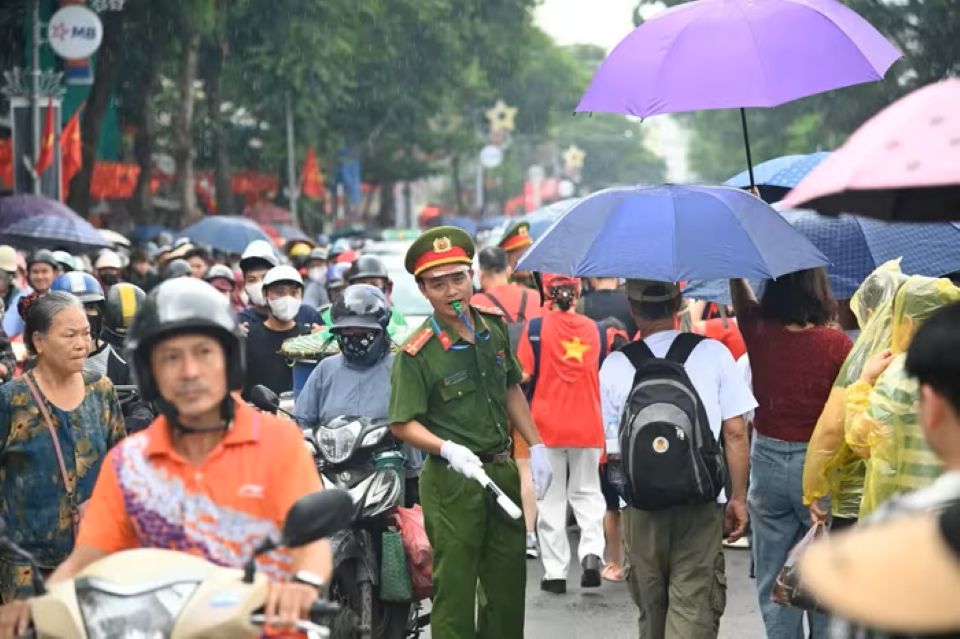 Hà Nội: Người dân ùn ùn đổ về nội đô chờ xem lễ diễu binh, diễu hành sáng 2/9