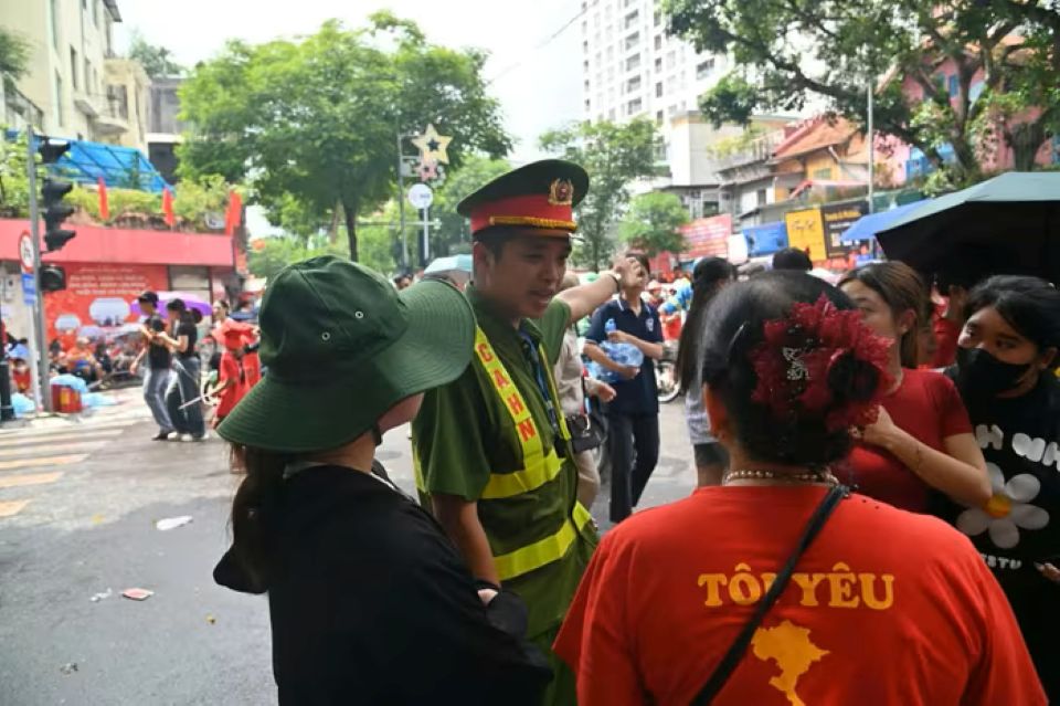 Hà Nội: Người dân ùn ùn đổ về nội đô chờ xem lễ diễu binh, diễu hành sáng 2/9