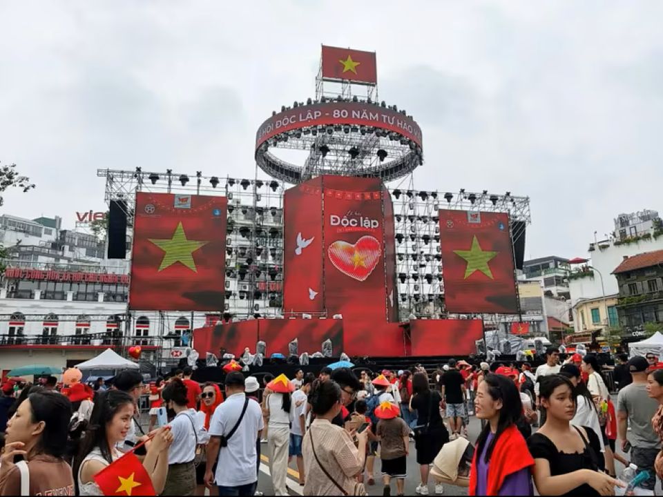 Hà Nội: Người dân ùn ùn đổ về nội đô chờ xem lễ diễu binh, diễu hành sáng 2/9