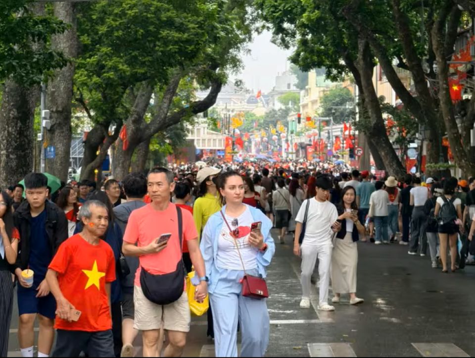 Hà Nội: Người dân ùn ùn đổ về nội đô chờ xem lễ diễu binh, diễu hành sáng 2/9