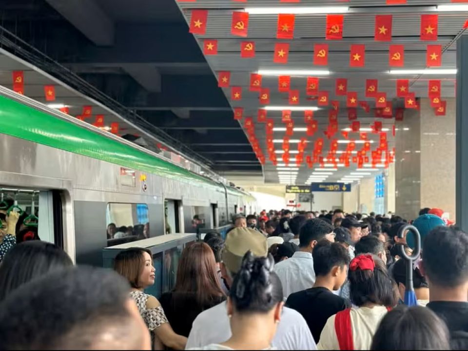 Hà Nội: Người dân ùn ùn đổ về nội đô chờ xem lễ diễu binh, diễu hành sáng 2/9