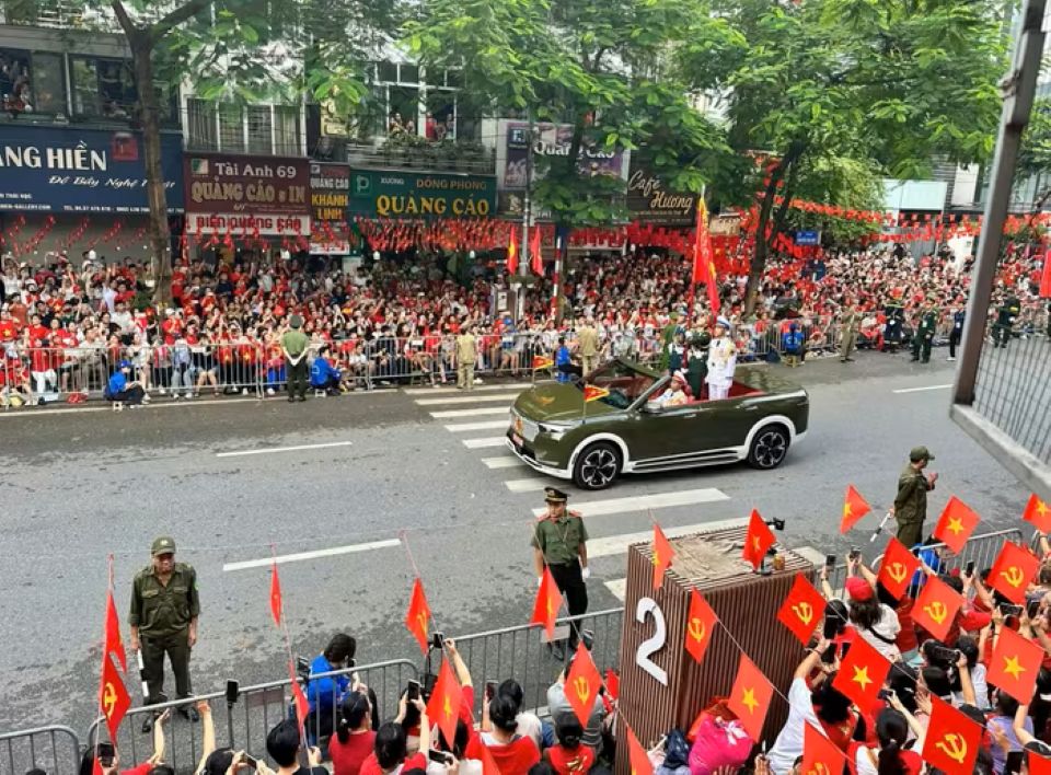 Hùng tráng đoàn quân đi giữa lòng dân