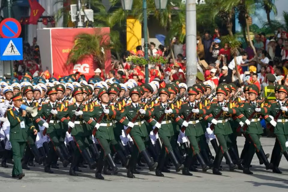 Hùng tráng đoàn quân đi giữa lòng dân