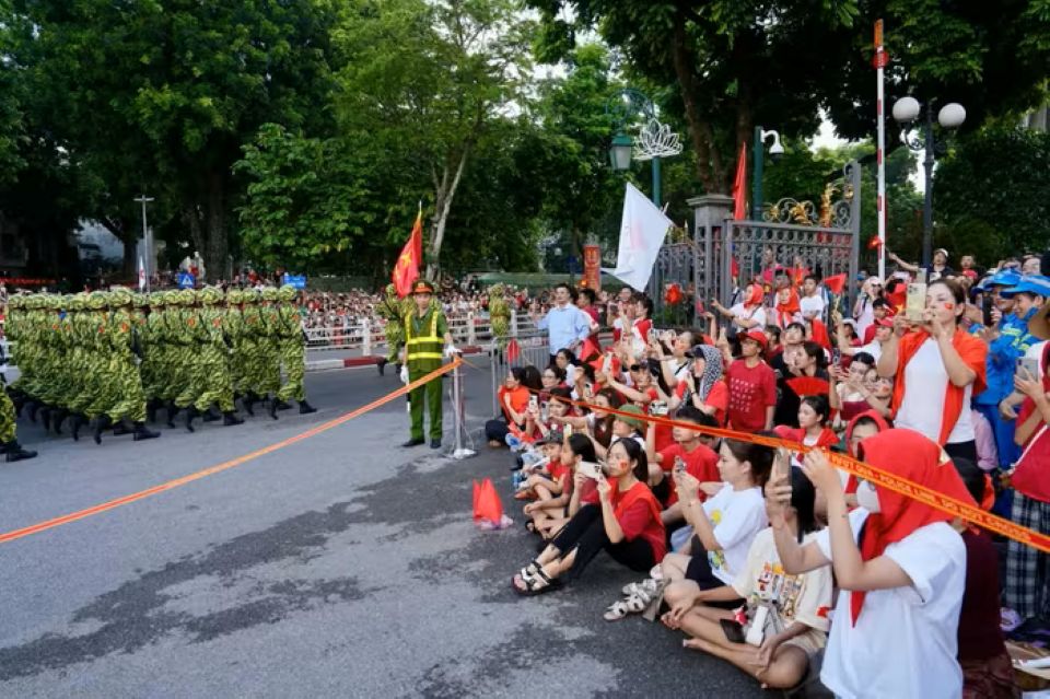 Hùng tráng đoàn quân đi giữa lòng dân