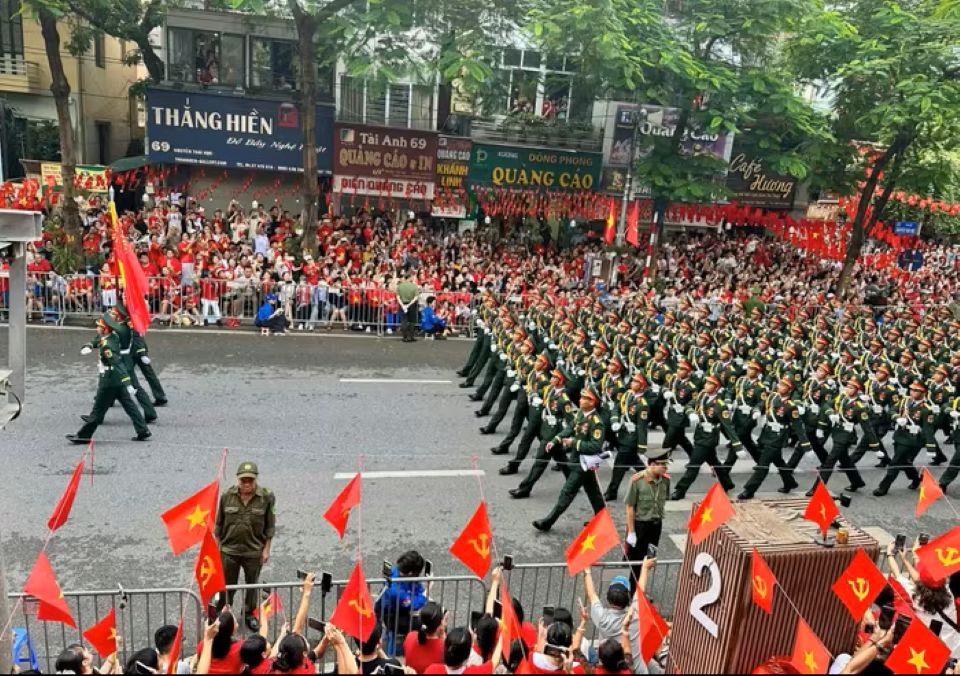 Hùng tráng đoàn quân đi giữa lòng dân