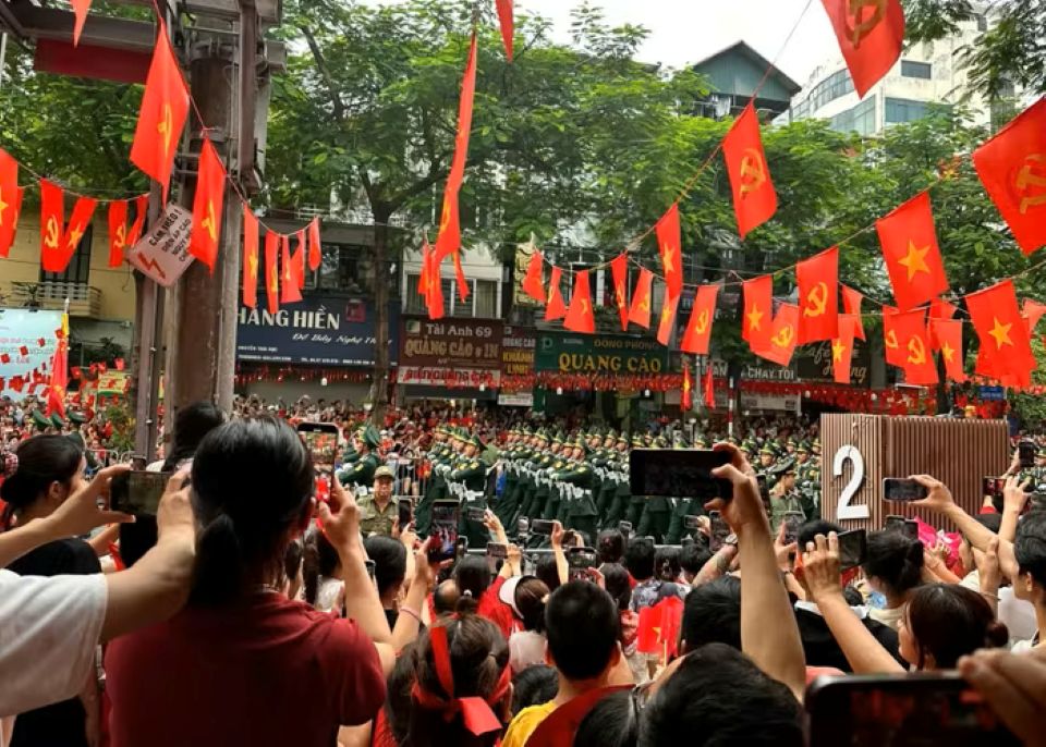 Hùng tráng đoàn quân đi giữa lòng dân