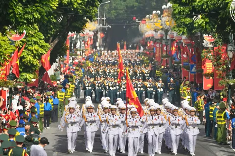 Hùng tráng đoàn quân đi giữa lòng dân