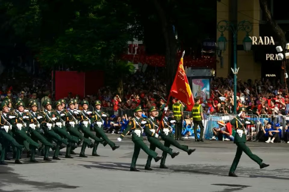 Hùng tráng đoàn quân đi giữa lòng dân