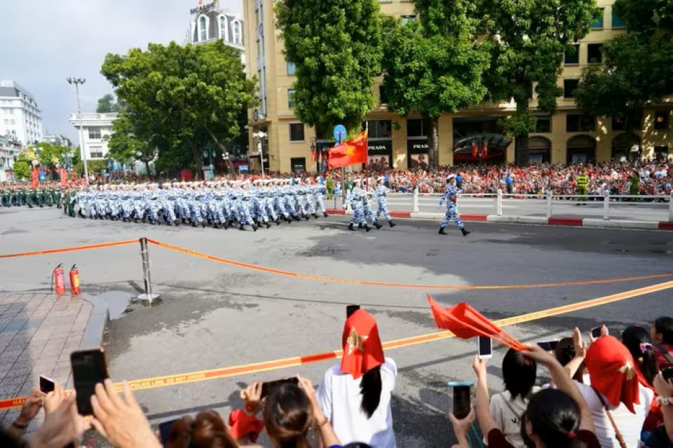 Hùng tráng đoàn quân đi giữa lòng dân