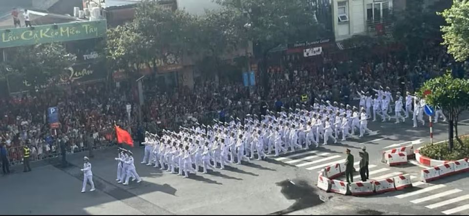 Hùng tráng đoàn quân đi giữa lòng dân