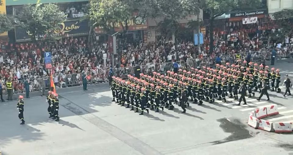 Hùng tráng đoàn quân đi giữa lòng dân
