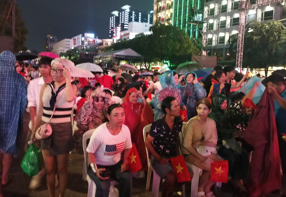 Người dân TP Hồ Chí Minh đội mưa theo dõi chương trình “Ánh sao Độc lập” mừng Quốc Khánh