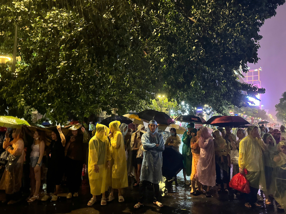 Người dân TP Hồ Chí Minh đội mưa chiêm ngưỡng pháo hoa mừng Tết Độc lập