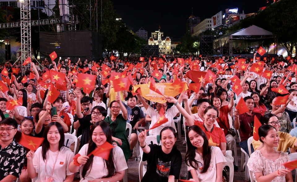 Người dân TP Hồ Chí Minh đội mưa chiêm ngưỡng pháo hoa mừng Tết Độc lập