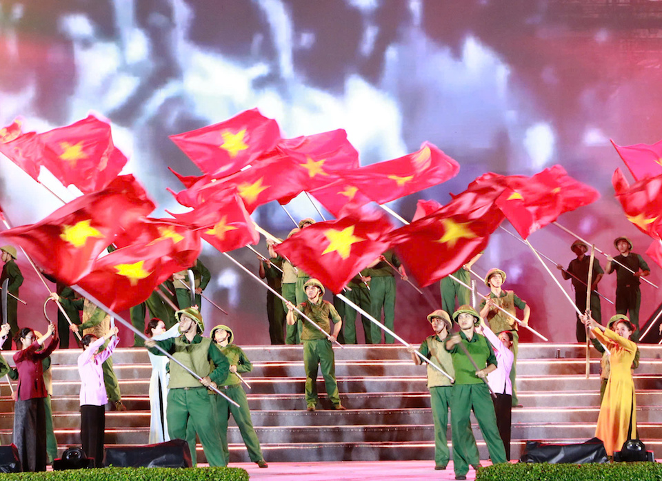 Người dân TP Hồ Chí Minh đội mưa theo dõi chương trình “Ánh sao Độc lập” mừng Quốc Khánh