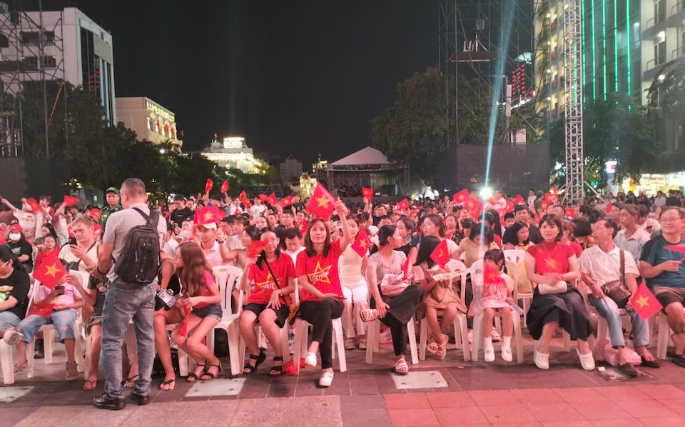 Người dân TP Hồ Chí Minh đội mưa theo dõi chương trình “Ánh sao Độc lập” mừng Quốc Khánh