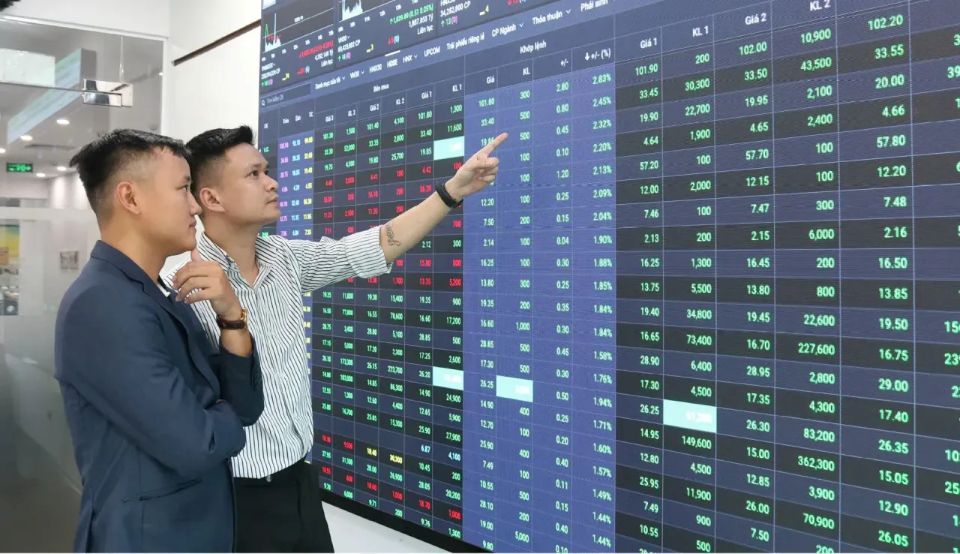 Chứng khoán Việt Nam: Kỳ vọng cú hích tăng trưởng cuối năm