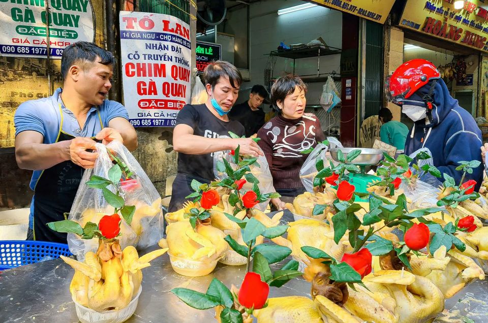 Thị trường thực phẩm Rằm tháng Bảy: Thực phẩm ổn định trong khi rau xanh tăng giá - Vàng mã ế ẩm