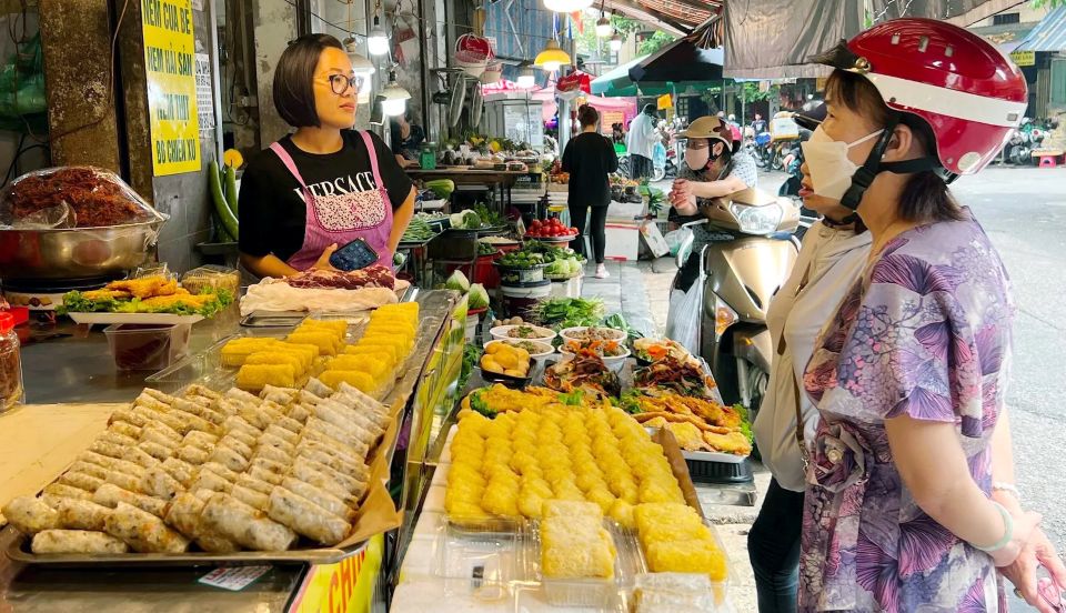 Thị trường thực phẩm Rằm tháng Bảy: Thực phẩm ổn định trong khi rau xanh tăng giá - Vàng mã ế ẩm