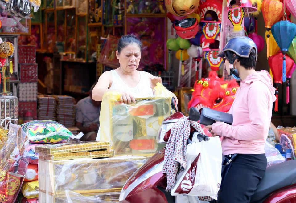 Thị trường thực phẩm Rằm tháng Bảy: Thực phẩm ổn định trong khi rau xanh tăng giá - Vàng mã ế ẩm