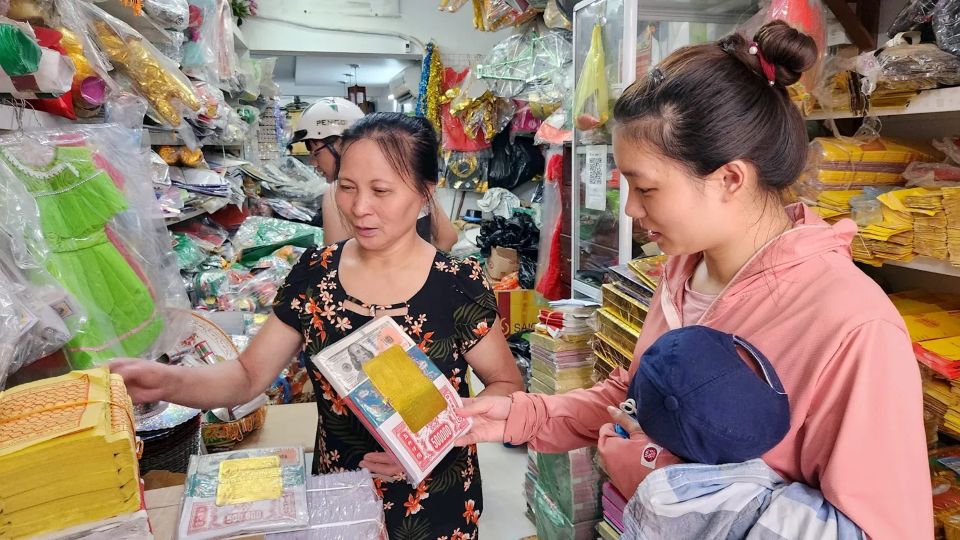 Thị trường thực phẩm Rằm tháng Bảy: Thực phẩm ổn định trong khi rau xanh tăng giá - Vàng mã ế ẩm