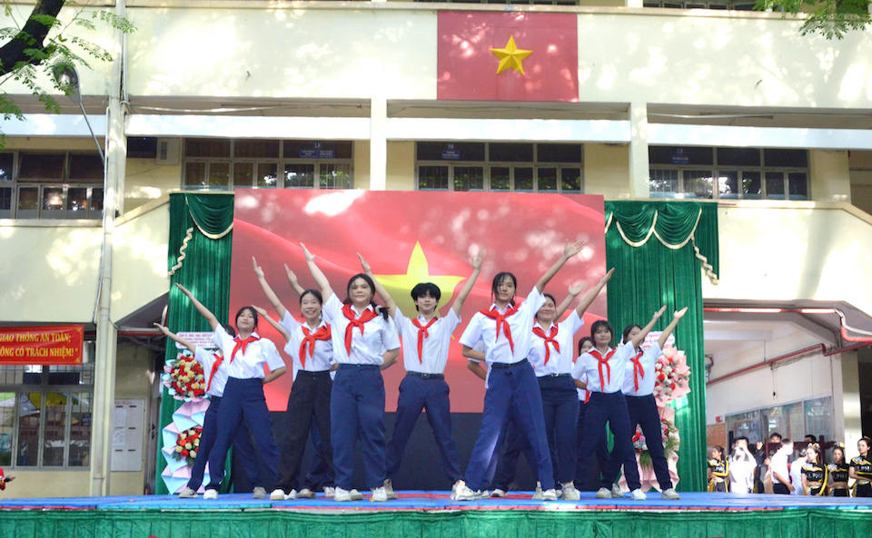Trường THPT Nguyễn Công Trứ: Rực rỡ năm cũ, đặt mục tiêu "chuyển đổi số" cho năm học mới