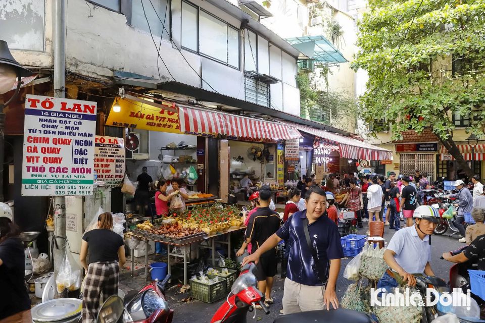 Người dân Hà Nội hối hả mua sắm mâm cúng ngày rằm tháng 7