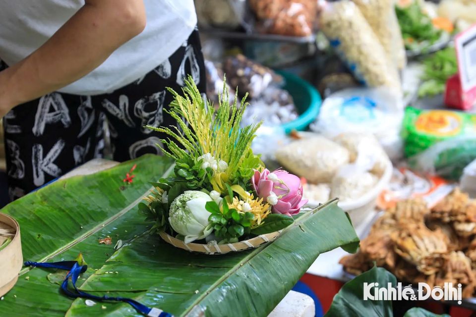 Người dân Hà Nội hối hả mua sắm mâm cúng ngày rằm tháng 7