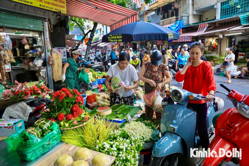 Người dân Hà Nội hối hả mua sắm mâm cúng ngày rằm tháng 7