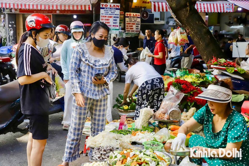 Người dân Hà Nội hối hả mua sắm mâm cúng ngày rằm tháng 7