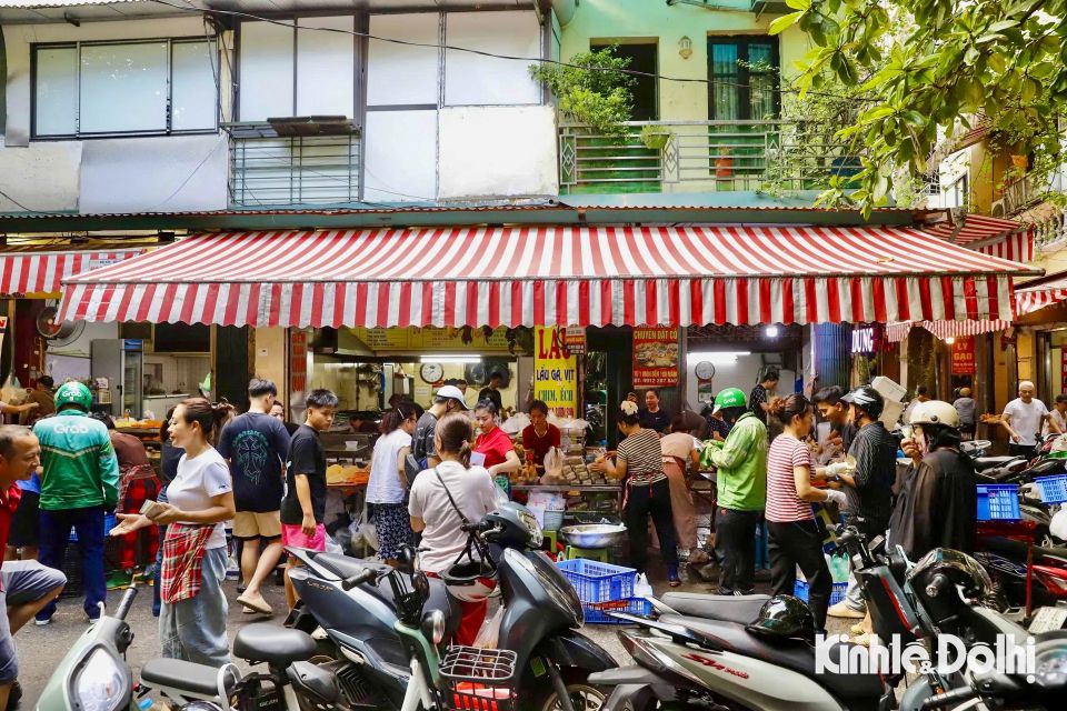 Người dân Hà Nội hối hả mua sắm mâm cúng ngày rằm tháng 7