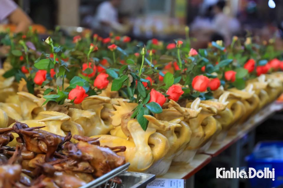 Người dân Hà Nội hối hả mua sắm mâm cúng ngày rằm tháng 7