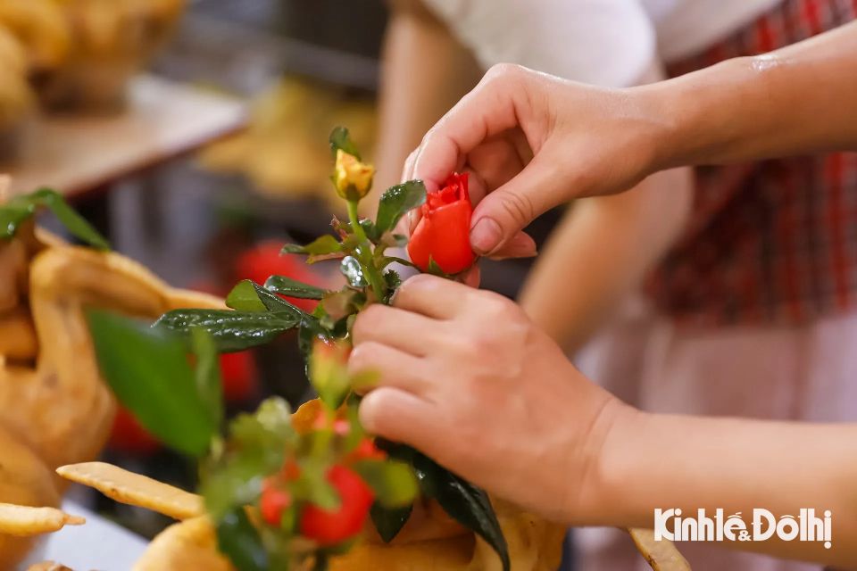 Người dân Hà Nội hối hả mua sắm mâm cúng ngày rằm tháng 7