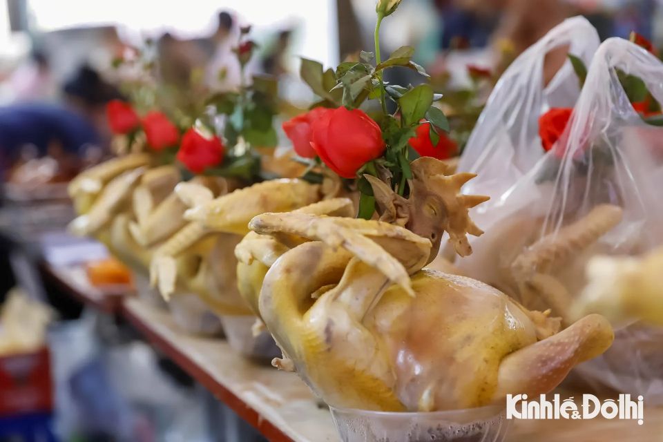 Người dân Hà Nội hối hả mua sắm mâm cúng ngày rằm tháng 7