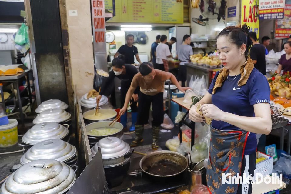 Người dân Hà Nội hối hả mua sắm mâm cúng ngày rằm tháng 7
